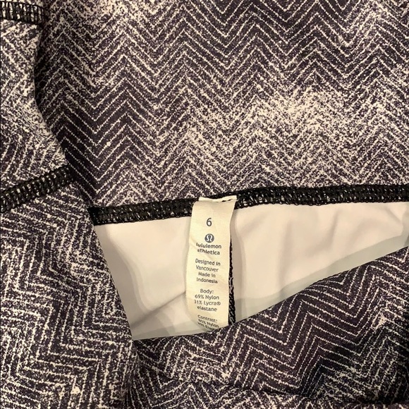 EUC Lululemon Crop Leggings size 6 - Picture 2 of 4